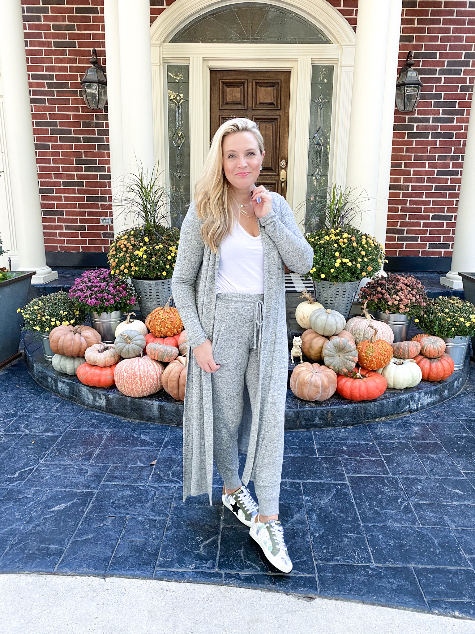 Gibson Look by popular Houston fashion blog, Fancy Ashley: image of a woman wearing a Gibson Look duster, Gibson Look t-shirt, Gibson Look Skye Cozy Fleece Jogger and Nordstrom Rack Vintage Havana sneakers. 