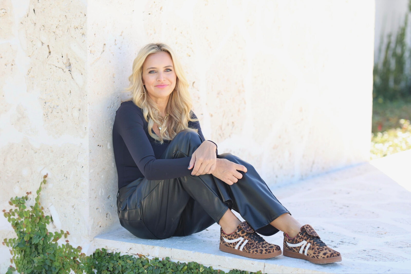 Bodysuit, barrel pants, sneakers